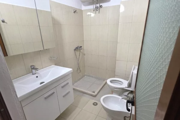 Shtepi me qera Apartament ne Tirane, 1+1, Mobilimi E mobiluar, Pagesa 45,000  Leke.