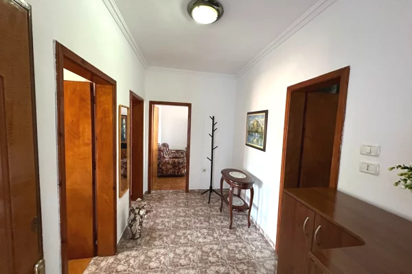 Shtepi me qera Apartament ne Tirane, 2+1, Mobilimi E mobiluar, Pagesa 600  Euro.