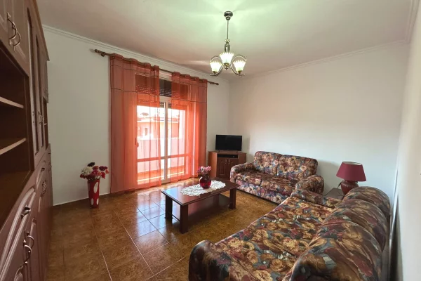 Jepet apartament 2+1 me qira tek Shkolla e Kuqe !