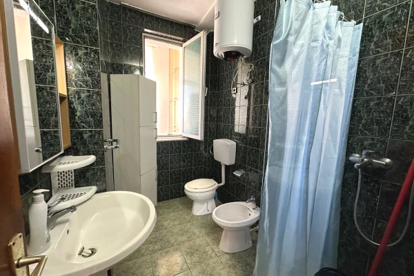 Shtepi me qera Apartament ne Tirane, 2+1, Mobilimi E mobiluar, Pagesa 600  Euro.
