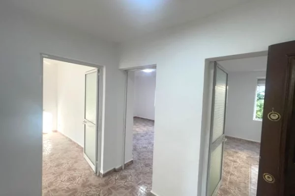 Shtepi me qera Apartament ne Tirane, 2+1, Mobilimi Bosh, pa mobiluar, Pagesa 50,000  Leke.