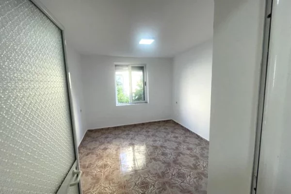 Shtepi me qera Apartament ne Tirane, 2+1, Mobilimi Bosh, pa mobiluar, Pagesa 50,000  Leke.