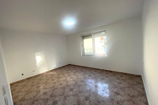 Shtepi me qera Apartament ne Tirane, 2+1, Mobilimi Bosh, pa mobiluar, Pagesa 50,000  Leke.