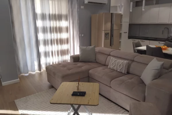 Jepet me qera apartament 2+1+2 tualete ne Kombinat