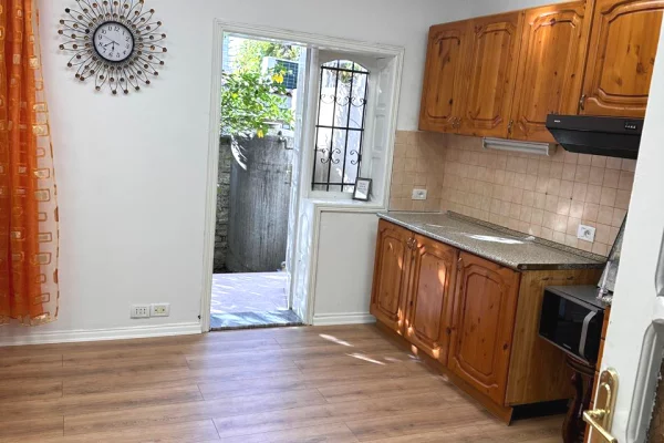 Shtepi me qera Shtepi Private ne Tirane, 4+1, Mobilimi Pjeserisht e mobiluar, Pagesa 1,200  Euro.