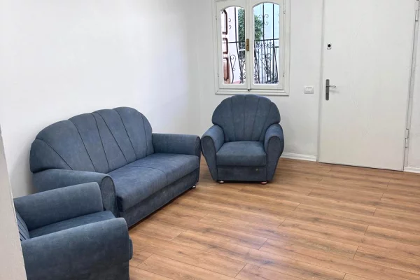 Shtepi me qera Shtepi Private ne Tirane, 4+1, Mobilimi Pjeserisht e mobiluar, Pagesa 1,200  Euro.