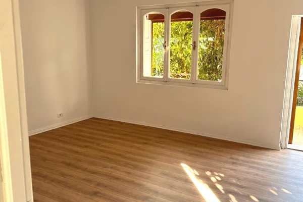 Shtepi me qera Shtepi Private ne Tirane, 4+1, Mobilimi Pjeserisht e mobiluar, Pagesa 1,200  Euro.