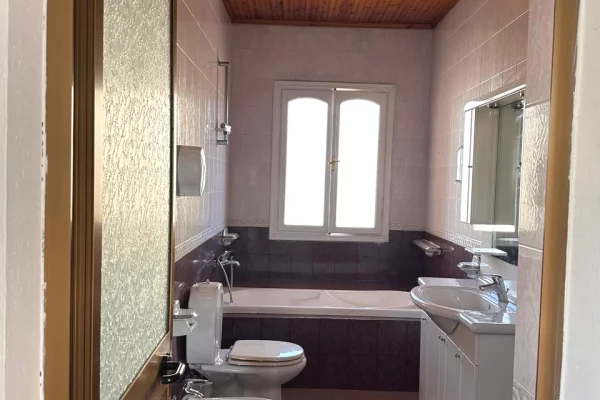 Shtepi me qera Shtepi Private ne Tirane, 4+1, Mobilimi Pjeserisht e mobiluar, Pagesa 1,200  Euro.