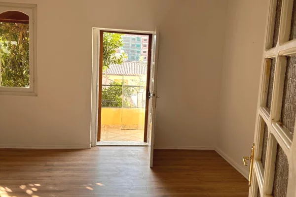 Shtepi me qera Shtepi Private ne Tirane, 4+1, Mobilimi Pjeserisht e mobiluar, Pagesa 1,200  Euro.
