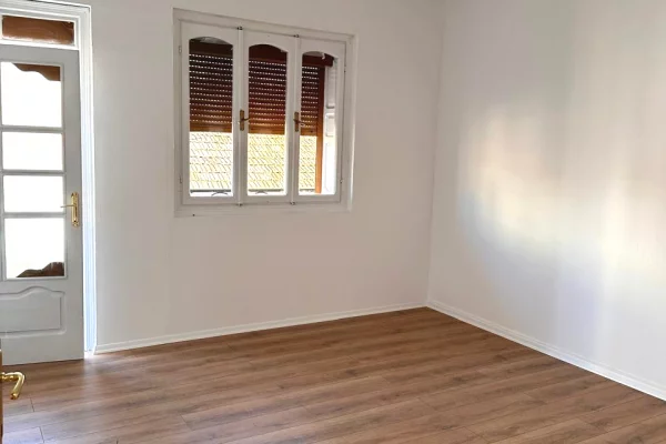 Shtepi me qera Shtepi Private ne Tirane, 4+1, Mobilimi Pjeserisht e mobiluar, Pagesa 1,200  Euro.
