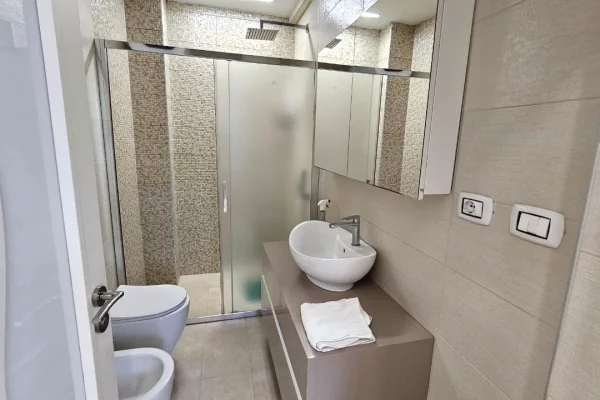 Shtepi me qera Apartament ne Tirane, 2+1, Mobilimi E mobiluar, Pagesa 1,100  Euro.