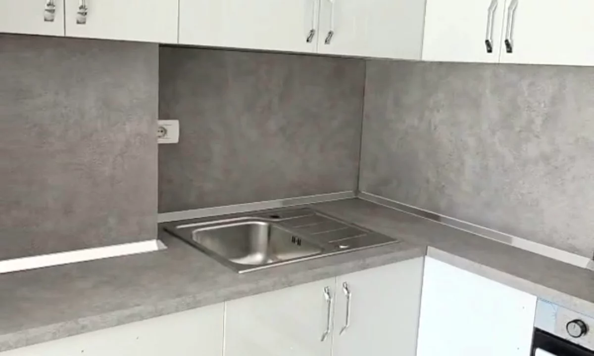 Shtepi me qera Apartament ne Tirane, 1+1, Mobilimi Pjeserisht e mobiluar, Pagesa 40,000  Leke.