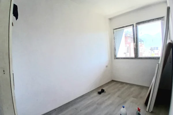 Shtepi me qera Apartament ne Tirane, 1+1, Mobilimi Pjeserisht e mobiluar, Pagesa 40,000  Leke.