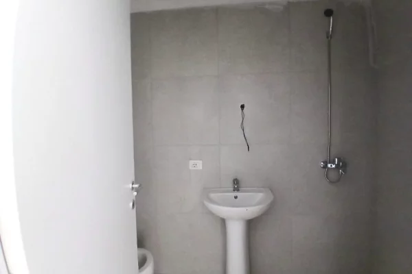 Shtepi me qera Apartament ne Tirane, 1+1, Mobilimi Pjeserisht e mobiluar, Pagesa 40,000  Leke.