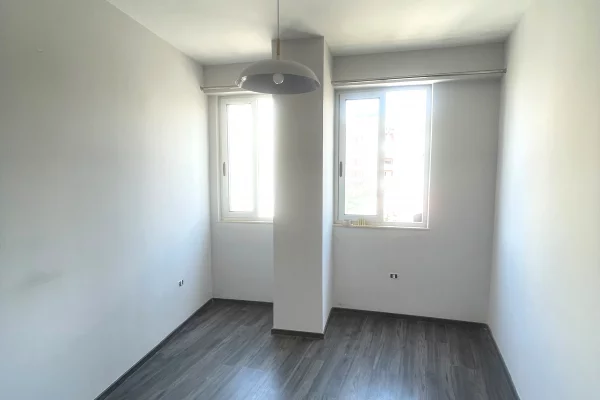 Shtepi me qera Apartament ne Tirane, 1+1, Mobilimi Pjeserisht e mobiluar, Pagesa 40,000  Leke.