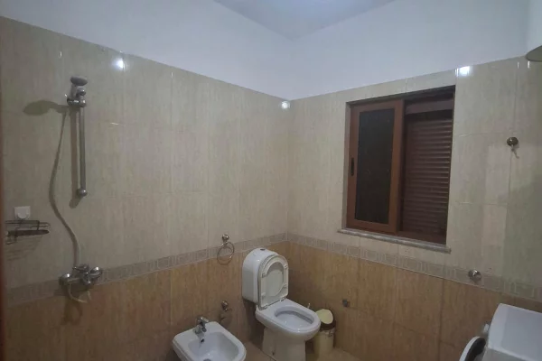 Shtepi me qera Apartament ne Tirane, 1+1, Mobilimi E mobiluar, Pagesa 40,000  Leke.