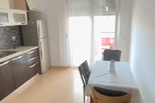 Shtepi me qera Apartament ne Tirane, 2+1, Mobilimi E mobiluar, Pagesa 700  Euro.