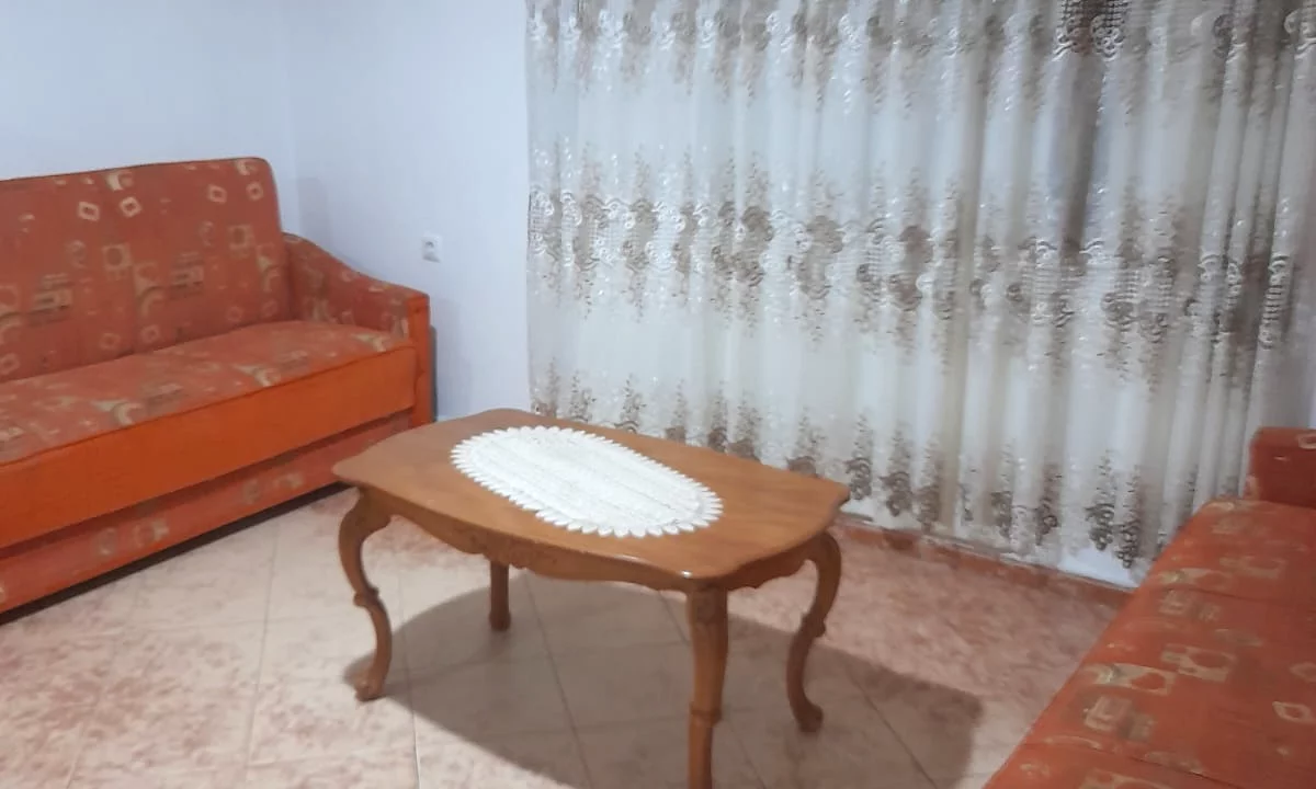 Shtepi me qera Apartament ne Tirane, 2+1, Mobilimi E mobiluar, Pagesa 50,000  Leke.