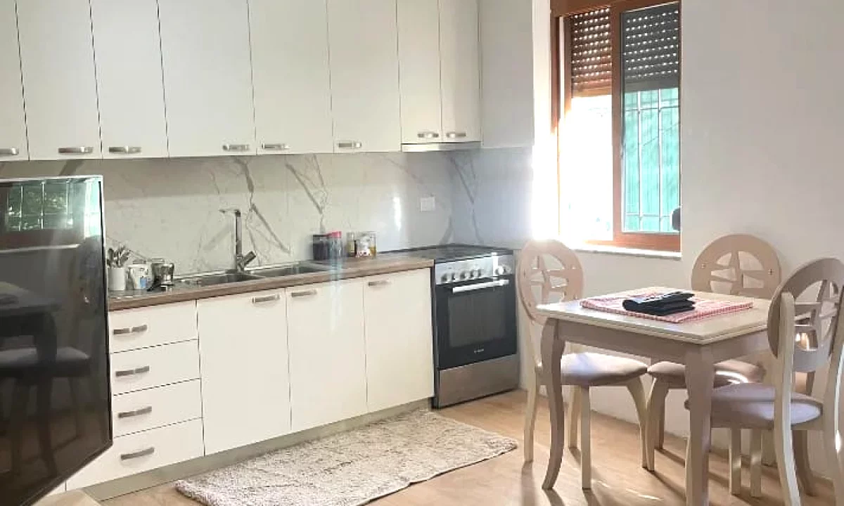 Shtepi me qera Apartament ne Tirane, 2+1, Mobilimi E mobiluar, Pagesa 50,000  Leke.
