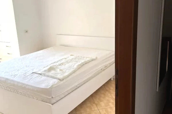 Shtepi me qera Apartament ne Tirane, 1+1, Mobilimi E mobiluar, Pagesa 40,000  Leke.