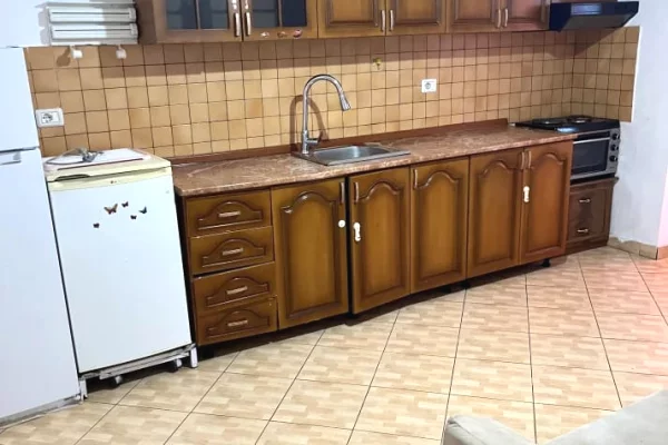 Shtepi me qera Apartament ne Tirane, 1+1, Mobilimi E mobiluar, Pagesa 40,000  Leke.