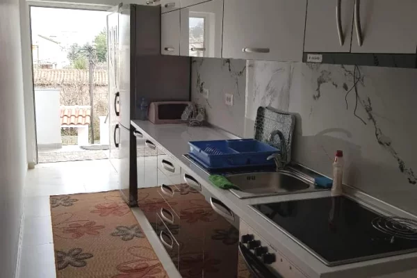 Shtepi me qera Apartament ne Tirane, 1+1, Mobilimi E mobiluar, Pagesa 35,000  Leke.