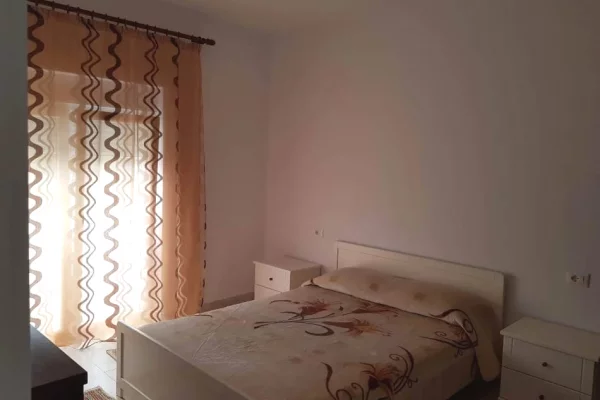 Shtepi me qera Apartament ne Tirane, 1+1, Mobilimi E mobiluar, Pagesa 35,000  Leke.