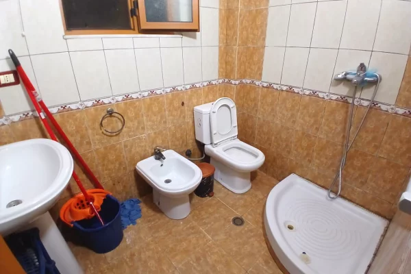 Shtepi me qera Apartament ne Tirane, 1+1, Mobilimi E mobiluar, Pagesa 50,000  Leke.