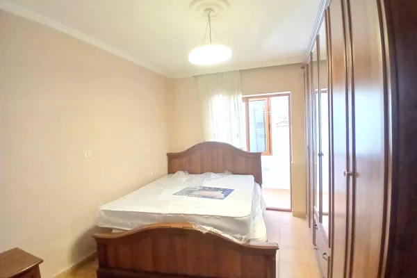Shtepi me qera Apartament ne Tirane, 2+1, Mobilimi E mobiluar, Pagesa 40,000  Leke.