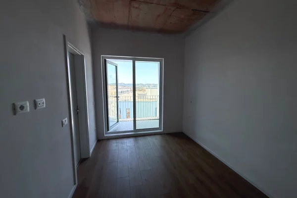 Shtepi ne shitje Apartament ne Tirane, 2+1, Mobilimi Bosh, pa mobiluar, Pagesa 120,000  Euro.