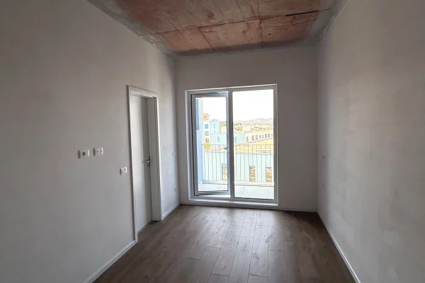 Shtepi ne shitje Apartament ne Tirane, 2+1, Mobilimi Bosh, pa mobiluar, Pagesa 120,000  Euro.