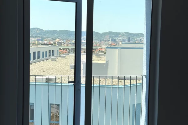 Shtepi ne shitje Apartament ne Tirane, 2+1, Mobilimi Bosh, pa mobiluar, Pagesa 120,000  Euro.