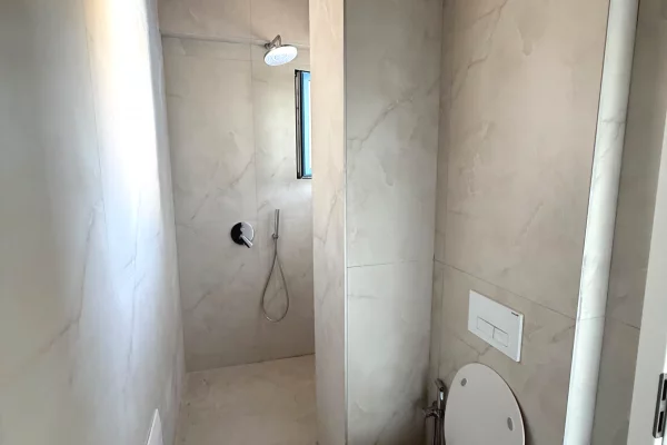 Shtepi ne shitje Apartament ne Tirane, 2+1, Mobilimi Bosh, pa mobiluar, Pagesa 120,000  Euro.
