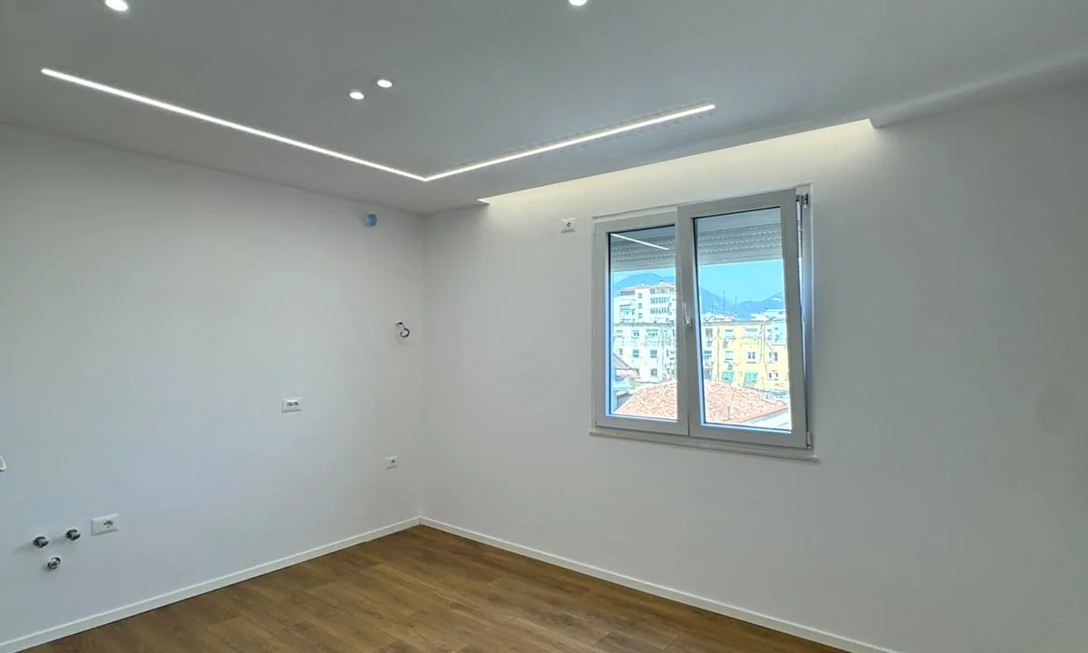 Shtepi ne shitje Apartament ne Tirane, 2+1, Mobilimi Bosh, pa mobiluar, Pagesa 168,000  Euro.
