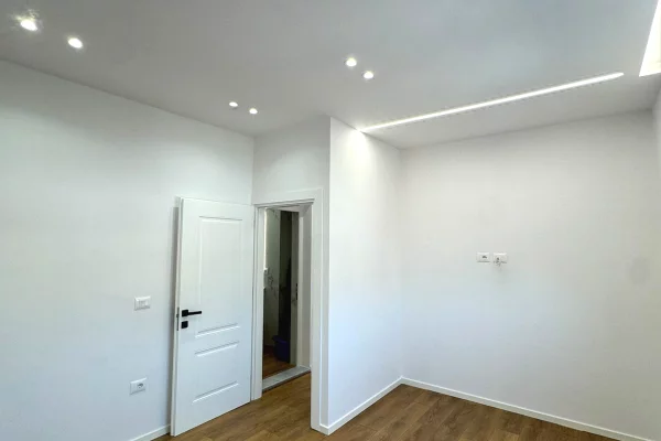 Shtepi ne shitje Apartament ne Tirane, 2+1, Mobilimi Bosh, pa mobiluar, Pagesa 168,000  Euro.