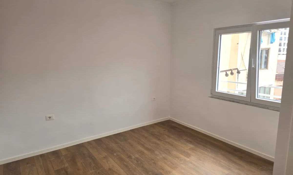 Shtepi ne shitje Apartament ne Tirane, 1+1, Mobilimi Bosh, pa mobiluar, Pagesa 122,000  Euro.