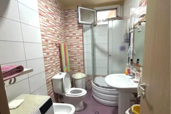Shtepi me qera Apartament ne Tirane, 1+1, Mobilimi E mobiluar, Pagesa 50,000  Leke.