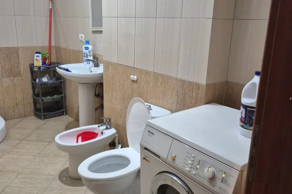 Shtepi me qera Apartament ne Tirane, 2+1, Mobilimi E mobiluar, Pagesa 40,000  Leke.
