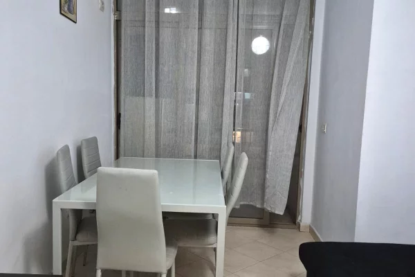 Shtepi me qera Apartament ne Tirane, 2+1, Mobilimi E mobiluar, Pagesa 40,000  Leke.