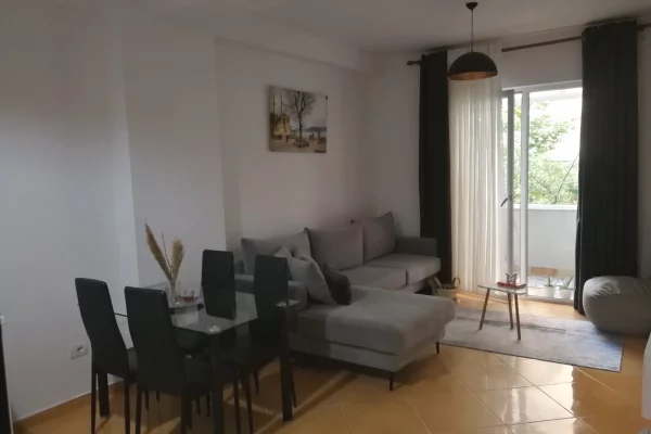 Shitet apartament 1+1+post parkimi ne Astir prane Bar Artistit