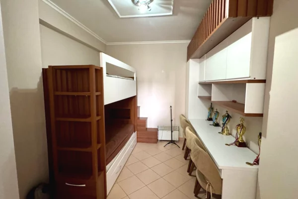 Shtepi me qera Apartament ne Tirane, 2+1, Mobilimi E mobiluar, Pagesa 700  Euro.