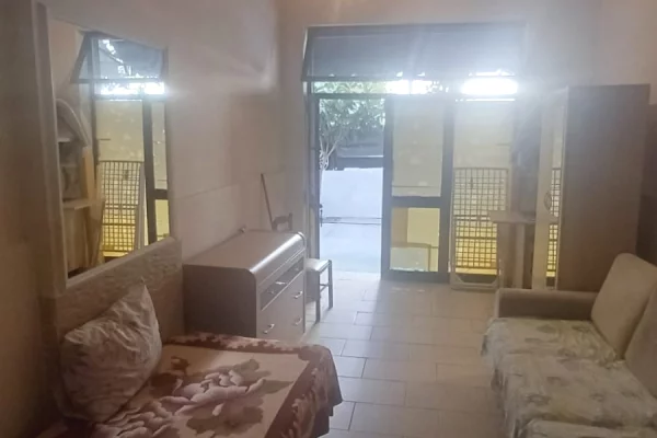 Shtepi me qera Apartament ne Tirane, Garsoniere, Mobilimi E mobiluar, Pagesa 25,000  Leke.