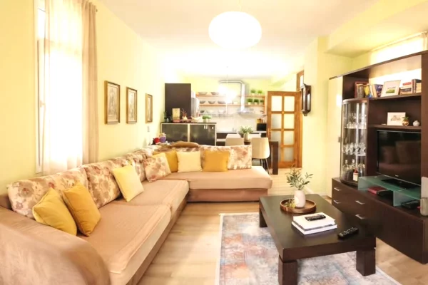Shtepi ne shitje Apartament ne Tirane, 1+1, Mobilimi E mobiluar, Pagesa 158,000  Euro.