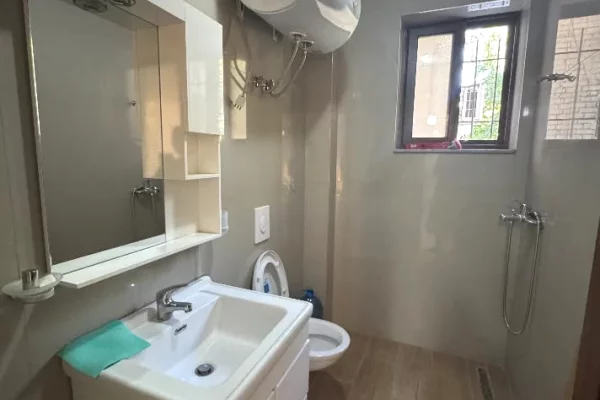 Shtepi me qera Apartament ne Tirane, 1+1, Mobilimi E mobiluar, Pagesa 50,000  Leke.