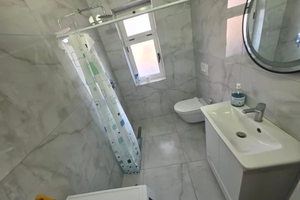 Shtepi me qera Apartament ne Tirane, 2+1, Mobilimi E mobiluar, Pagesa 50,000  Leke.