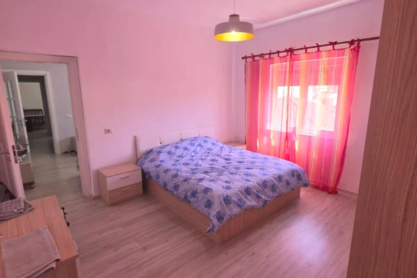 Shtepi me qera Apartament ne Tirane, 2+1, Mobilimi E mobiluar, Pagesa 50,000  Leke.