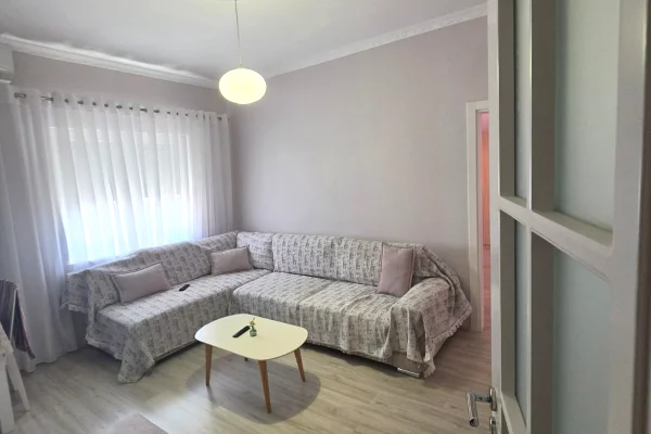 Shtepi me qera Apartament ne Tirane, 2+1, Mobilimi E mobiluar, Pagesa 50,000  Leke.
