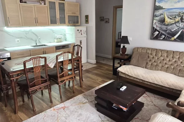 Shtepi ne shitje Apartament ne Tirane, 2+1, Mobilimi E mobiluar, Pagesa 280,000  Euro.
