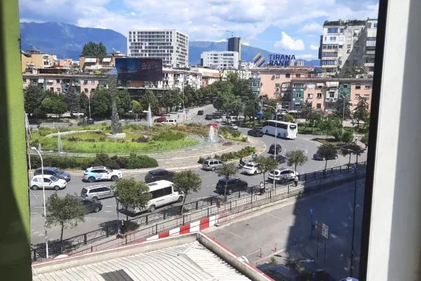 Shtepi ne shitje Apartament ne Tirane, 2+1, Mobilimi E mobiluar, Pagesa 250,000  Euro.