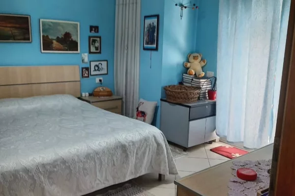 Shtepi ne shitje Apartament ne Tirane, 2+1, Mobilimi E mobiluar, Pagesa 250,000  Euro.